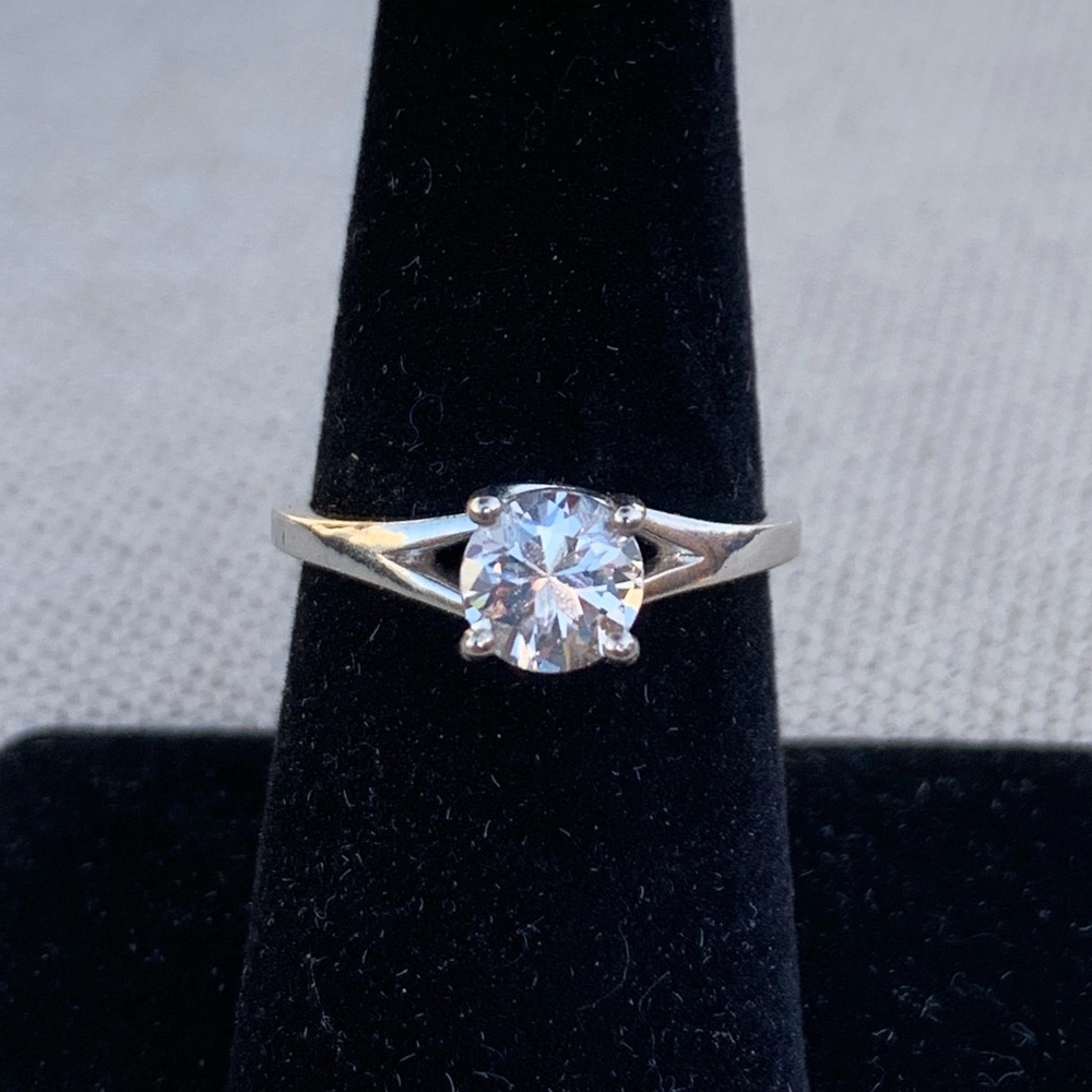 Sterling silver cubic zirconia solitaire ring size 8